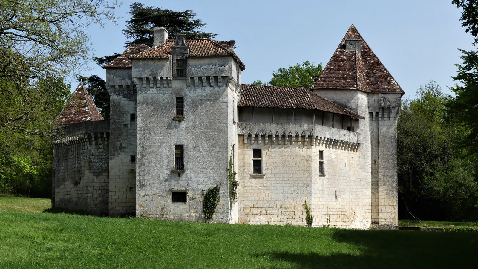 Le château de Caussade vu depuis la prairie, à l'orée du bois